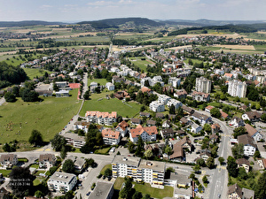 Foto 2008
Im Vordergund, von links die Sonnenbergstrasse einmündend in die Zürcherstrasse übergehend in die Kaiserstuhlstrasse Richtung Neeracherriet, im Hintergrund der Stadlerberg, rechts der Höriberg.