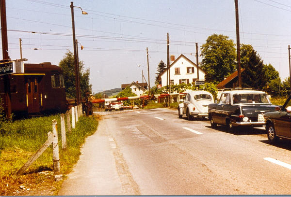 Aufnahme 1977
Ja das waren noch Zeiten: Bahnübergang, Barrieren geschlossen!