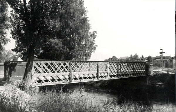Die ca. 100 Jahre alte Eisenbrücke wird im Zuge von Glattabsenkungsarbeiten 1988-90 durch einen Beton-Neubau ersetzt. 