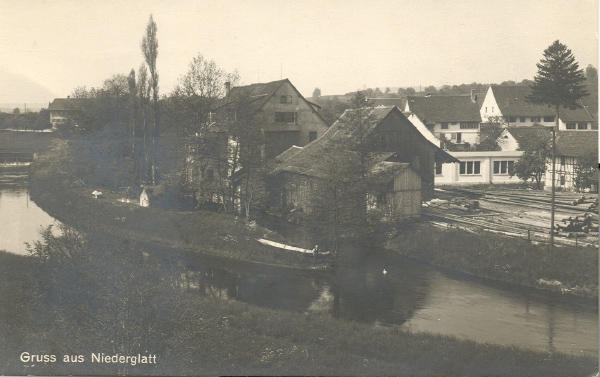 Foto vor 1927
Das Sägereiareal vor 1927, wo über einen Kanal mit Wasser aus der Glatt zwei Turbinen für Strom betrieben wurden. Etwas rechts ist die Goldleistenfabrik, noch einstöckig, zu sehen. 1927 wurde diese um zwei Stockwerke erhöht.
