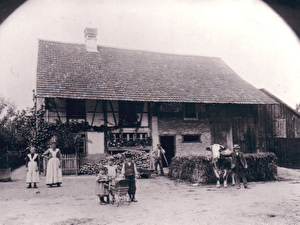 Foto um 1900 herum: An der Stelle wo die heutige Post steht, stand einmal das Bauernhaus der Familie J. Schmid.
Damals gab es viele solche typischen 
