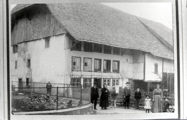 Dieses prächtige Haus (hier die Ansicht von hinten) stand an der Grafschaftstrasse, wo heute die Bezirkssparkasse Dielsdorf und Sonnen-Apotheke steht. Um 1900 herum kaufte die Familie Volkart-Ringger dieses Hauses vom  Schwager Holzhändler Ringger. Auf dem Bild die Familie Rudolf Volkart-Ringger mit den 4 Kindern Emilie, Karoline Rudolf und Reinhard. Das Haus blieb bis in die 1980-iger Jahre in Familienbesitz bis es an die Gemeinde verkauft wurde (Feuerwehrlokal) welche wiederum 2006 das Haus an die Bezirkssparkasse Dielsdorf verkaufte.