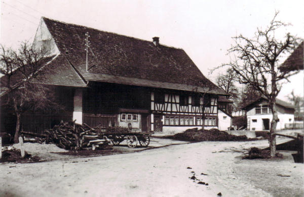 Der Hof des Ernst Müller an der Bachenbülachstrasse ist jetzt elektrifiziert. Heute steht an dieser Stelle der Volgladen.