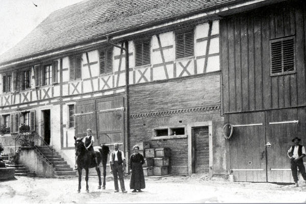 Baujahr vor 1842, Foto 1918
Joh. Hch. Moor (Vetter Heiri) mit Frau und Knabe auf Pferd.
<i>Das Haus liegt gegenüber dem Rest. Blauer Fasan (vorm. Metzgerhalle)</i>