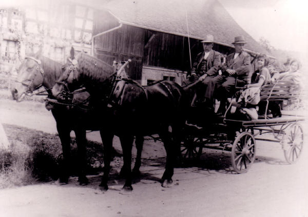 Ruedi (Wagner Ruedi), Reinhard, Elsa und Maria Volkart mit der Pferdekutsche.