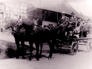 Ruedi (Wagner Ruedi), Reinhard, Elsa und Maria Volkart mit der Pferdekutsche.