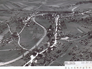 Die Dorfteile Niederglatt und Nöschikon sind entlang der Kaiserstuhlstrasse zusammengewachsen. In dieser Phase der Entwicklung ist Niederglatt ein eigentliches Strassendorf.