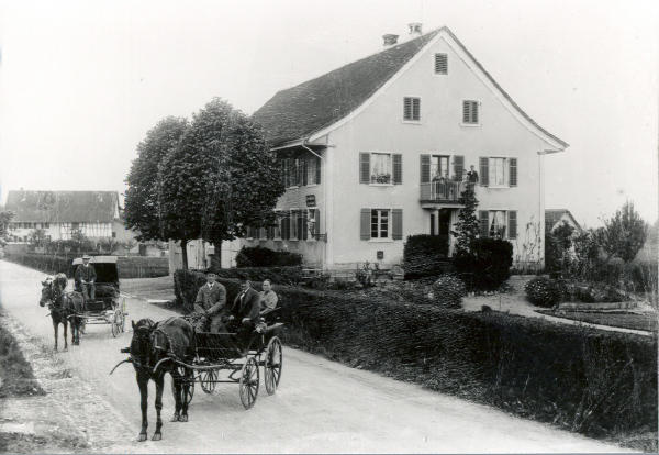 Im Hause des Julius Vokart-Baumgartner und früher David Volkart, das an der heutigen Kaiserstuhlstrasse stand, war die 4. Poststelle Niederglatts von 1895 bis 1903. 
An der Hauswand gegen die Strasse, über dem ersten Fenster, ist das Postschild zu erkennen.
Im Hintergrund auf dem Foto erkennt man das Rest. Metzgerhalle (heute Blauer Fasan).
