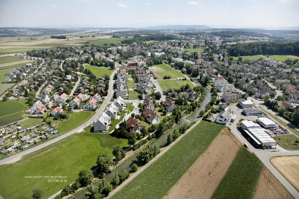Foto 2008: www.hoch-foto-technik.ch
Unsere Gemeinde im Jahre 2008 aus der Vogelperspektive, von Nord nach Süd.