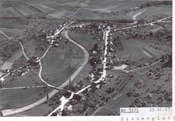 Die Dorfteile Niederglatt und Nöschikon sind entlang der Kaiserstuhlstrasse zusammengewachsen. In dieser Phase der Entwicklung ist Niederglatt ein eigentliches Strassendorf.
