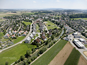 Foto 2008: www.hoch-foto-technik.ch
Unsere Gemeinde im Jahre 2008 aus der Vogelperspektive, von Nord nach Süd.