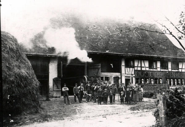 "Dampf-Dreschen" auf Gabelmachers einstigem Hof Ernst Müller-Duttweiler an der Bachenbülacherstrasse (wo der heutige Volgladen steht). 