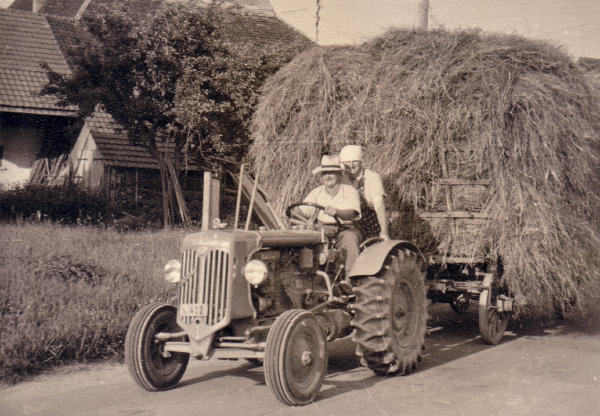 Hartmann und Anna Volkart-Pfister mit Traktor.
