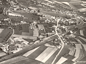 Foto 02, ca. 1945
Diese Postkarte zeigt Niederglatt aus der Luft. Am oberen Bildrand ist die Nöschikoner Brücke zu sehen.