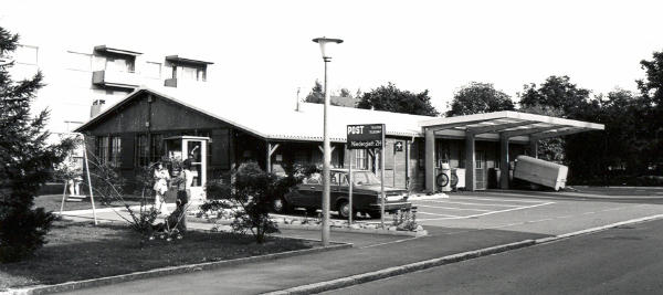 Foto Sept. 1977
Am 18. August 1975 wurde die 7. Poststelle in einem Provisorium eröffnet. Die Baracke stand an der Reusslistrasse und diente bis ins 1989.