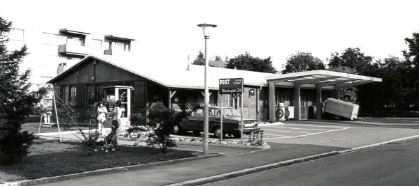 Foto Sept. 1977
Am 18. August 1975 wurde die 7. Poststelle in einem Provisorium eröffnet. Die Baracke stand an der Reusslistrasse und diente bis ins 1989.