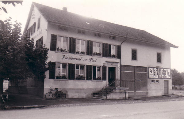 Foto 1934
Das Restaurant zur Post, an der Kaiserstuhlstrasse, war einst von 1873 bis 1895 auch gleichzeitig die 3. Poststelle in Niederglatt. Das Haus wurde später neu gebaut und darin befindet sich heute die Bar Lounge "Puls 29".