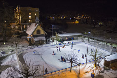 Kunsteisbahn auf dem Casinoplatz Meiringen