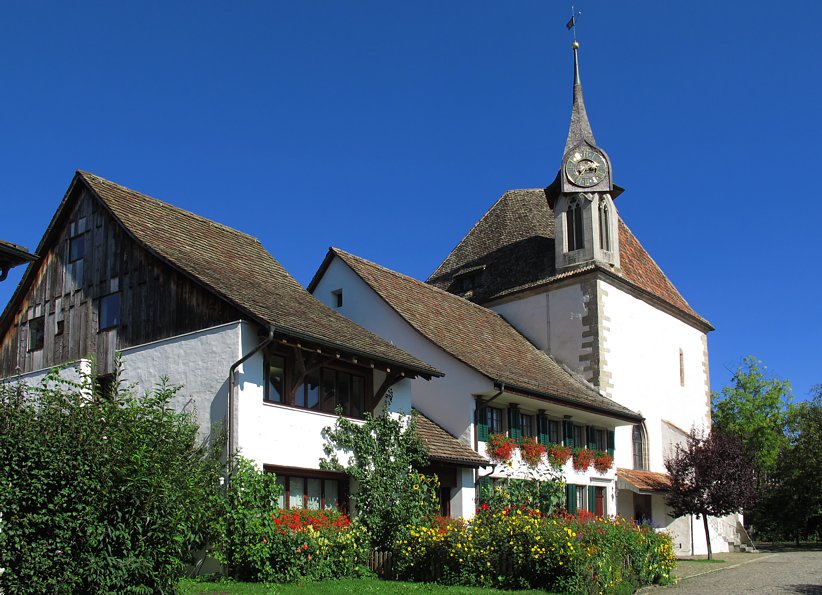 Die gotische Kirche und das daran angebaute Gemeindehaus dominieren den östlichen Teil des Städtlis.