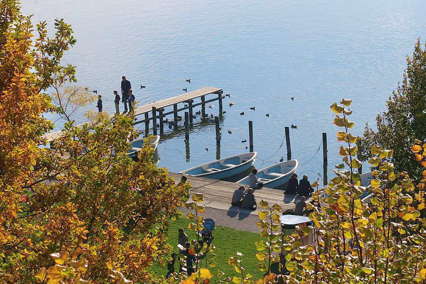 Der beliebte Park am See lädt zum Verweilen ein. Aufgenommen aus dem Schloss Greifensee.