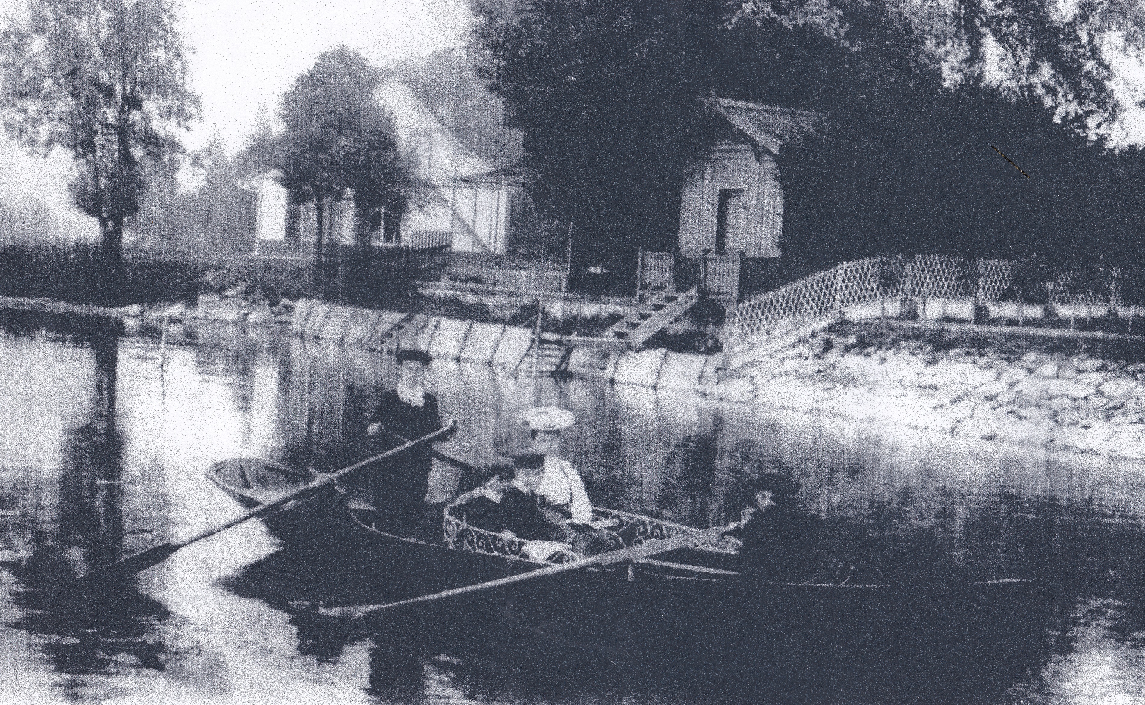 Im Sommer unternahmen die Schlossbewohner auch gerne mal einen Ausflug aufs Wasser, selbstverständlich in standesgemässer Kleidung.