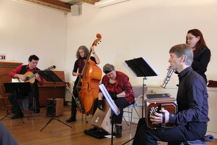 Gruppe «Gitango» mit Stefan Engeler (Gitarre), Gabrielle Klee (Sopransax), Manuela Einsler (Kontrabass), Jens Biedermann (Bandoneon) und Jill Schmid (Cajòn). 