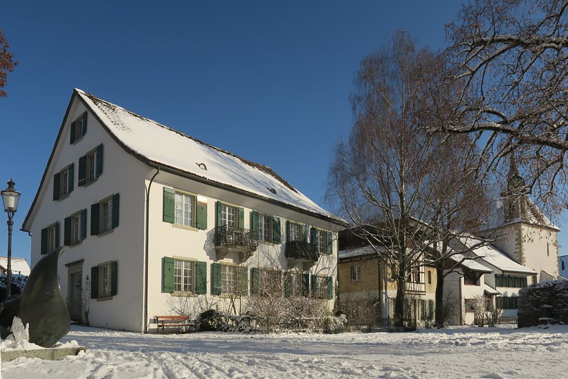 vom ehemaligen Diakonenhaus bis zur Kirche.