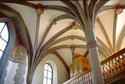 Empore, Orgel und Deckengewölb der gotischen Kirche Greifensee.