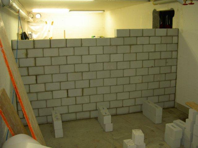 Im vorderen Teil des ehemaligen Lagerraums im UG entstehen neu die WC-Anlagen. 