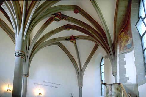 Das Innere der kleinen, gotischen Kirche. 