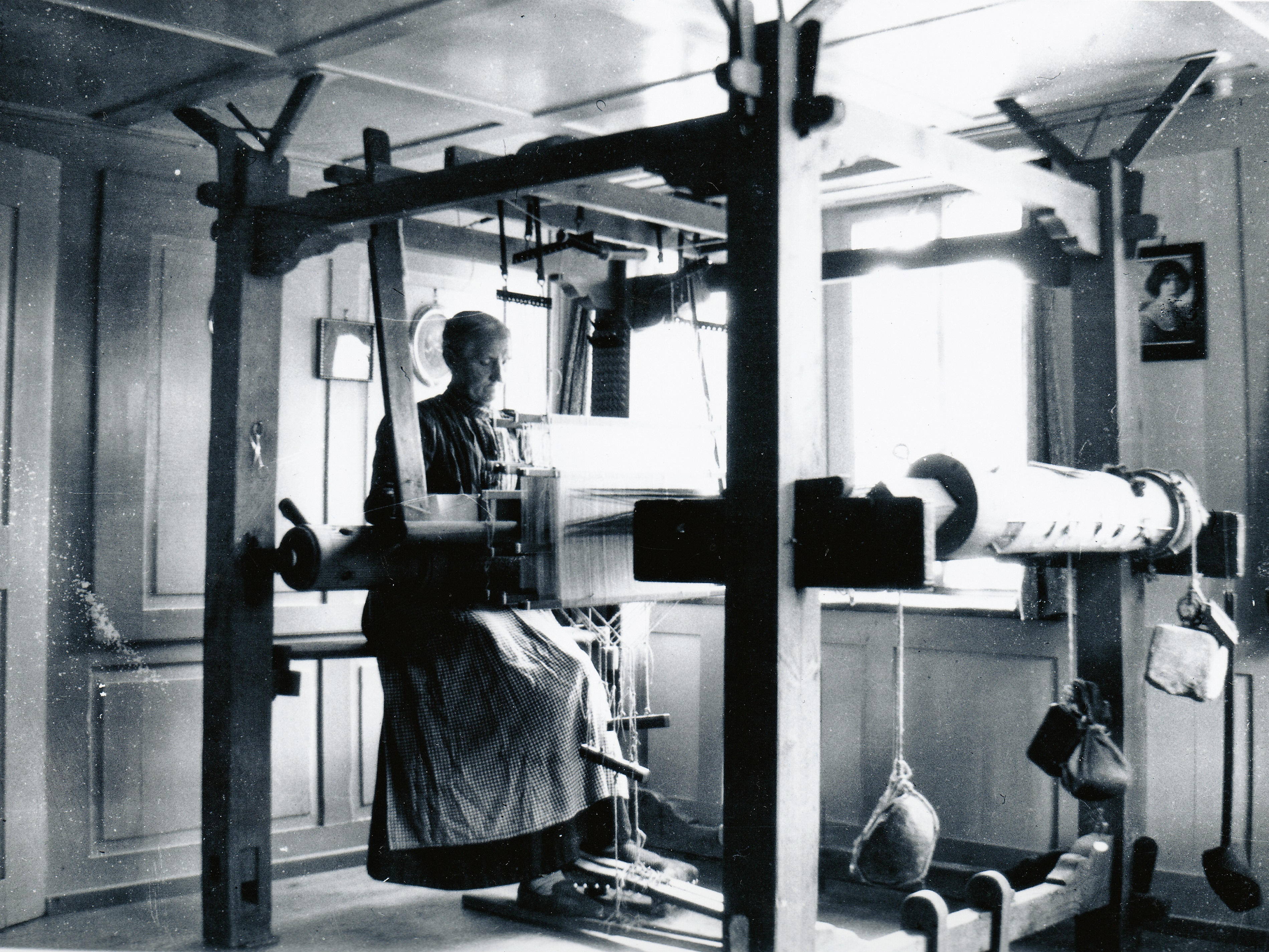 In vielen Häusern wurde als Nebenerwerb in Heimarbeit gewoben. Aufnahme aus 1920.
