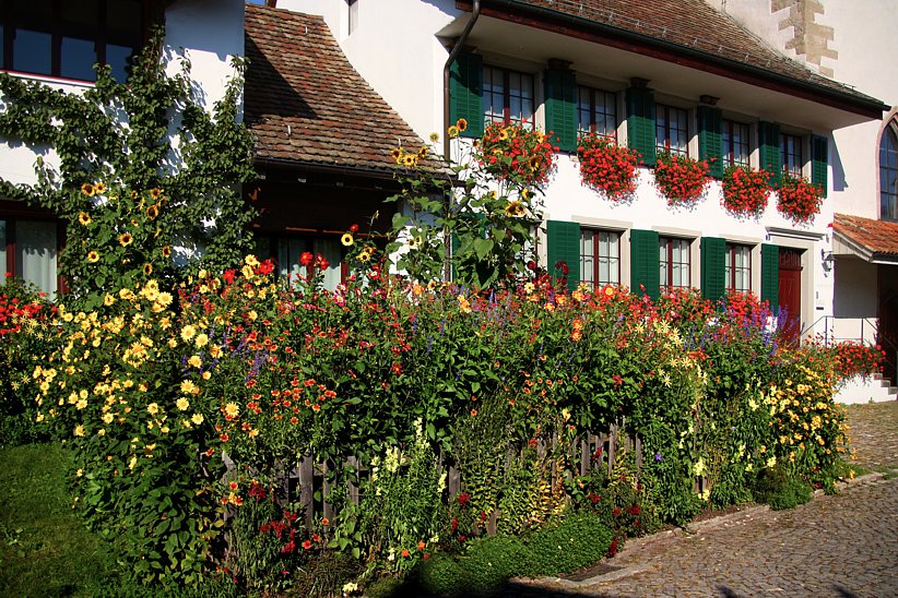 Das Gemeindehaus ist an die Kirche angebaut und wurde 1977 und 2010 um- und ausgebaut. Das Gebäude wurde im vorletzten Jahrhundert erstellt und zwar als Schulhaus.