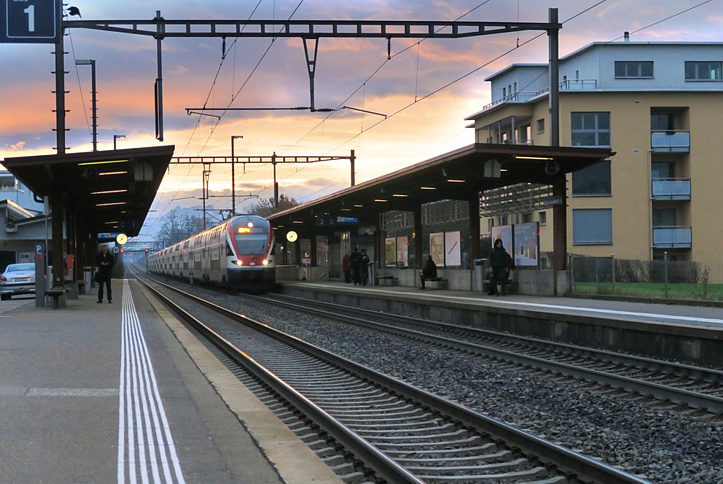 Vom Bahnhof Nänikon-Greifensee aus fährt viertelstündlich ein Zug nach Zürich resp. Uster. Der grösste Teil der Wohnquartiere und der See sind in max. 10 Fuss-Minuten zu erreichen.