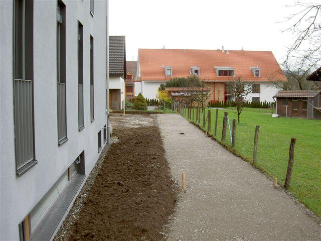 Gehweg entlang des Hauses "C" (Alterswohnungen).