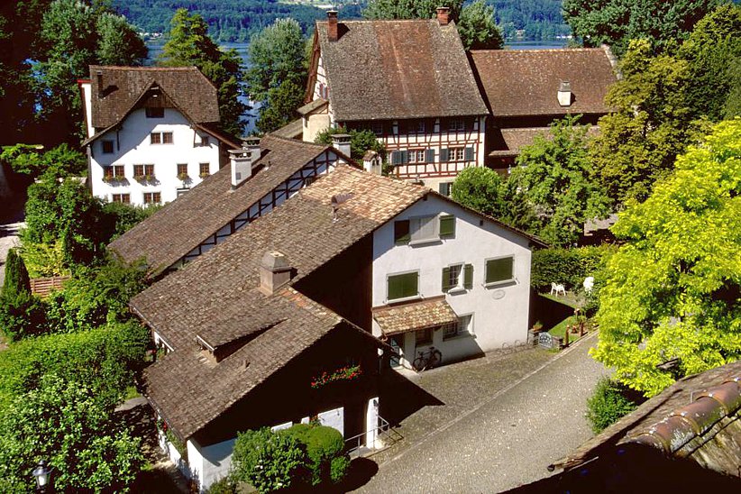 Das Städtli Greifensee ist ein gesuchter Wohnort, obwohl er nicht ganz frei ist von Immissionen des Ausflugsverkehrs und der Veranstaltungen. Mit viel Glück findet man manchmal sogar eine Wohnung.