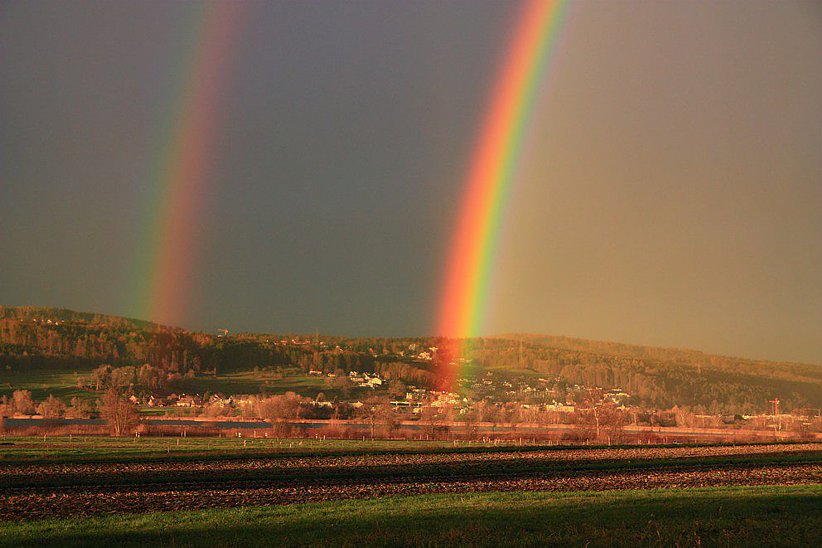 Eindrücklicher doppelter Regenbogen, aufgenommen im westlichen Teil der Gemeinde Greifensee in Richtung Fällanden.