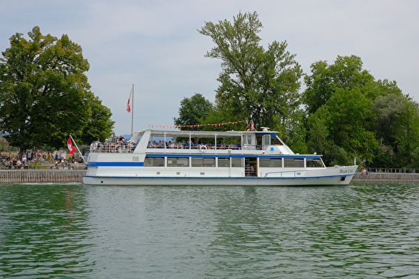 MS Stadt Uster beflaggt auf dem Greifensee