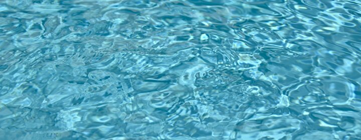 Symbolbild Wasser, hellblaue Wasseroberfläche