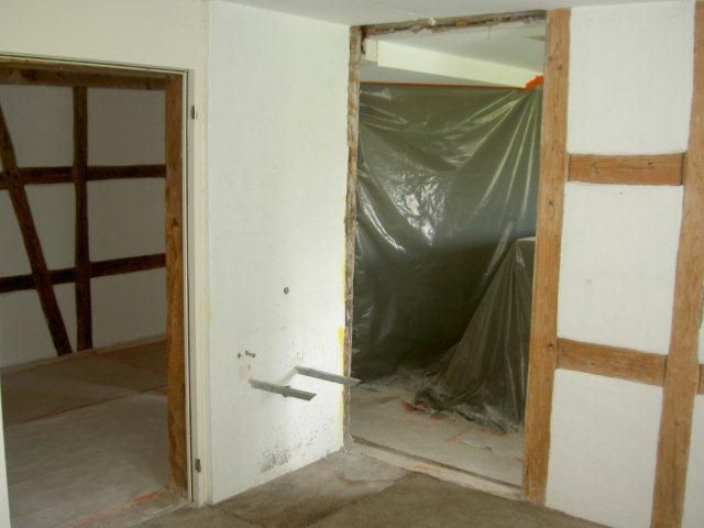 Zwischen dem ehemaligen Büro des Gemeindepräsidenten und dem Bauamt wurde die Wand für eine neue Türe durchbrochen.  