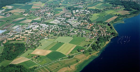 Greifensee von Südwesten, aufgenommen im Juni 2002.