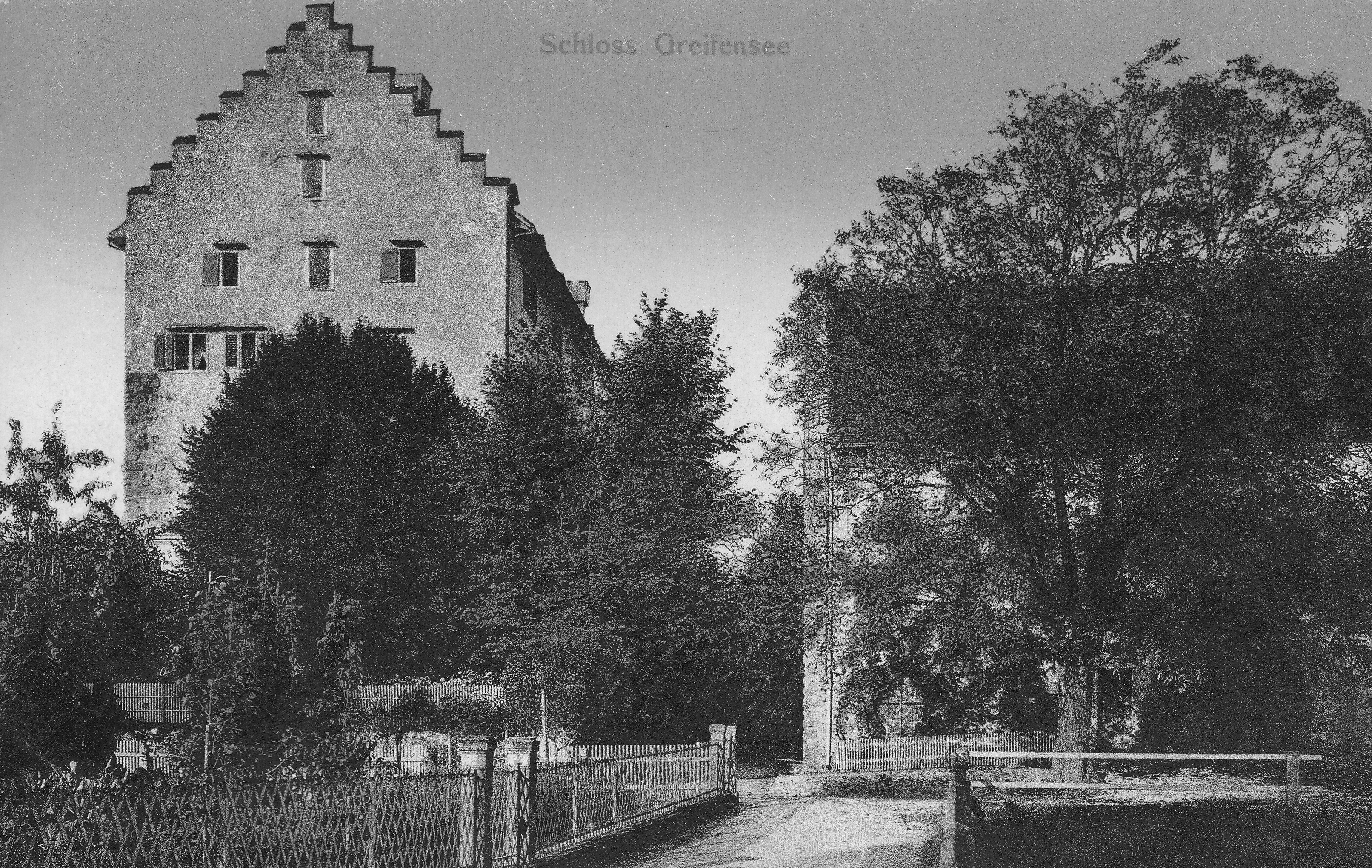 Die heute frei zugängliche Wiese vor dem Schloss war früher der Schlossgarten, der bis an den See hinunter reichte. Aufnahme von 1913.