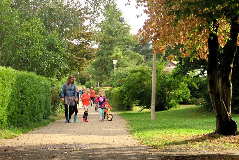 Der Gehweg von den Bauten im westlichen Teil der Gemeinde zum Primarschulhaus.