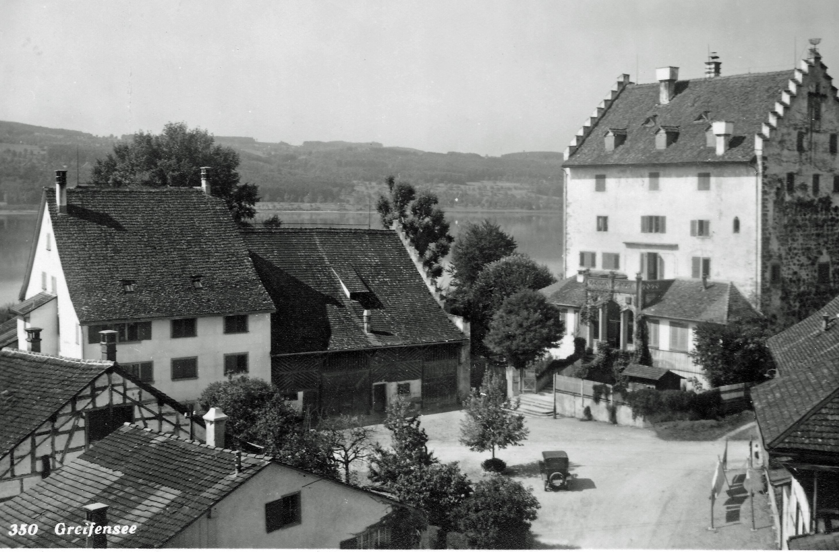 Ansicht des Schlosses um 1910. Das Automobil in der Bildmitte gehörte den Schlossbewohnern und war lange Zeit weit und breit das einzige in Greifensee.