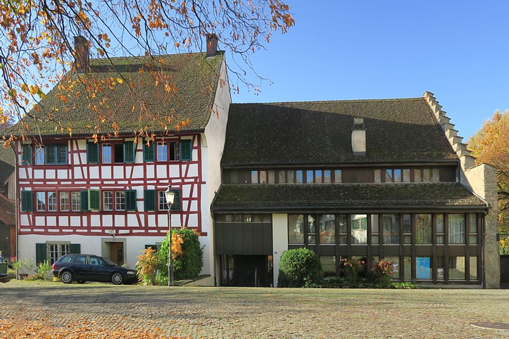 Im Landenberghaus im Städtli befindet sich der Gemeindesaal. Der Saal wird Ende 2017 grundlegend erneuert. Das Landenberghaus war früher der Stall des Schlosses Greifensee.