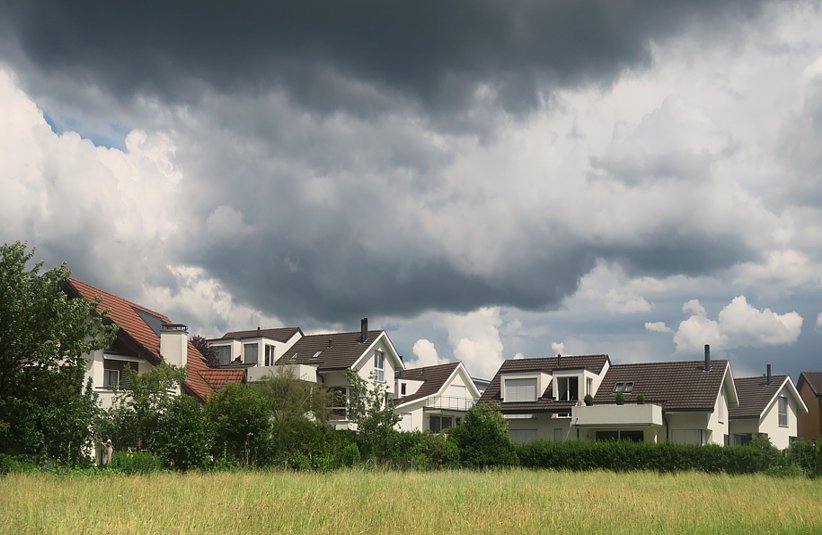 Angrenzend an das Landwirtschaftsland sind nur 1 bis 1 ½-geschossige Bauten erlaubt. 