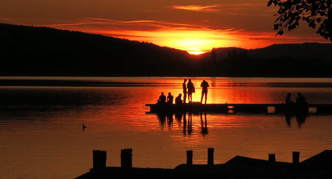 Menschen auf dem Bootssteg am Greifensee