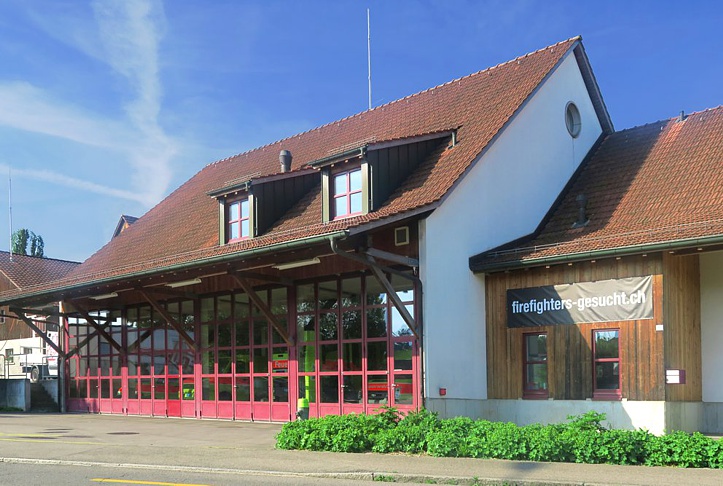 Der Werkhof ist die Einsatzzentrale der Gemeindearbeiter und umfasst folgende Bereiche: Feuerwehrgebäude, Zivilschutzanlagen, Entsorgungseinrichtungen, Gemeindefahrzeuge, Notwohnungen und Unterkünfte für Asylbewerber. Im Bild das Feuerwehrgebäude.