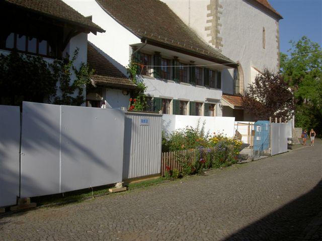 Die Baustelle rund um das Gemeindehaus ist während der Bauphase abgesichert.