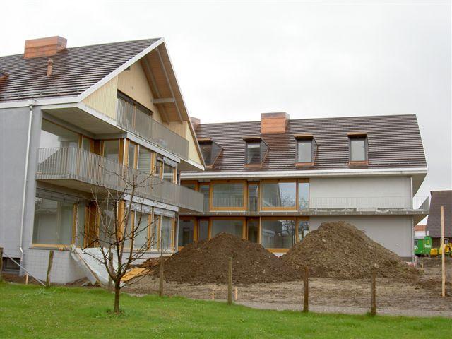 Im Vordergrund links Haus "C" mit Alterswohnungen; daneben Haus "B" mit Alters- und Pflegewohnungen. 