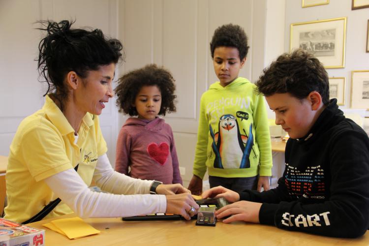 Kinderbetreuung im Spielzimmer durch die Bim Bam Bino AG.